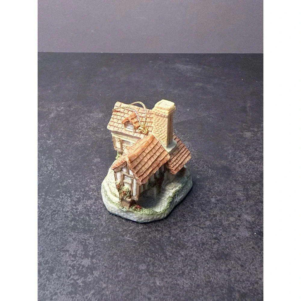 David Winter Cottages - Tomfool's Cottage - 1990 Collector's Guild No.9